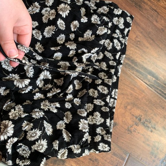 Flowy black flower shorts - Picture 6 of 6